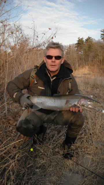 DSCF5190.JPG - John holding a nice Lake Ontario Buck while on its migratory path up the Credit River.