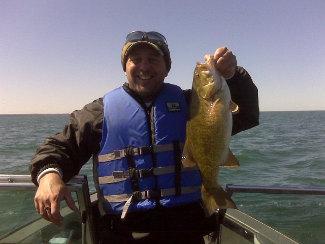 IMG00555.jpg - Paul holding a 6 1/2lb Lake Erie Trophy Season Smallmouth Bass
